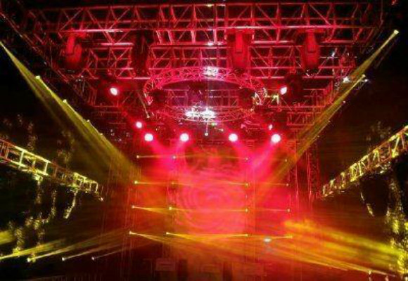 桁架搭建直接成為舞美設(shè)計(jì)的主角，如何震撼現(xiàn)場(chǎng)效果